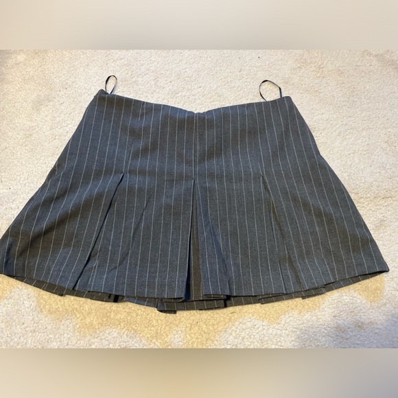 ⭐️NEVER WORN NWT⭐️ Grey And White Pleated Mini Skirt With Shorts - Picture 1 of 6